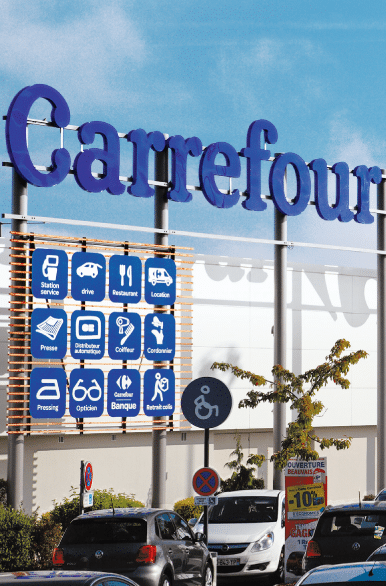 Logo Carrefour sur une façade d'un hypermarché