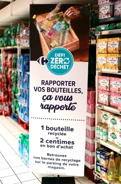 Pancarte Carrefour pour préserver la biodiversité "rapporter vos bouteilles, ca vous rapporte"
