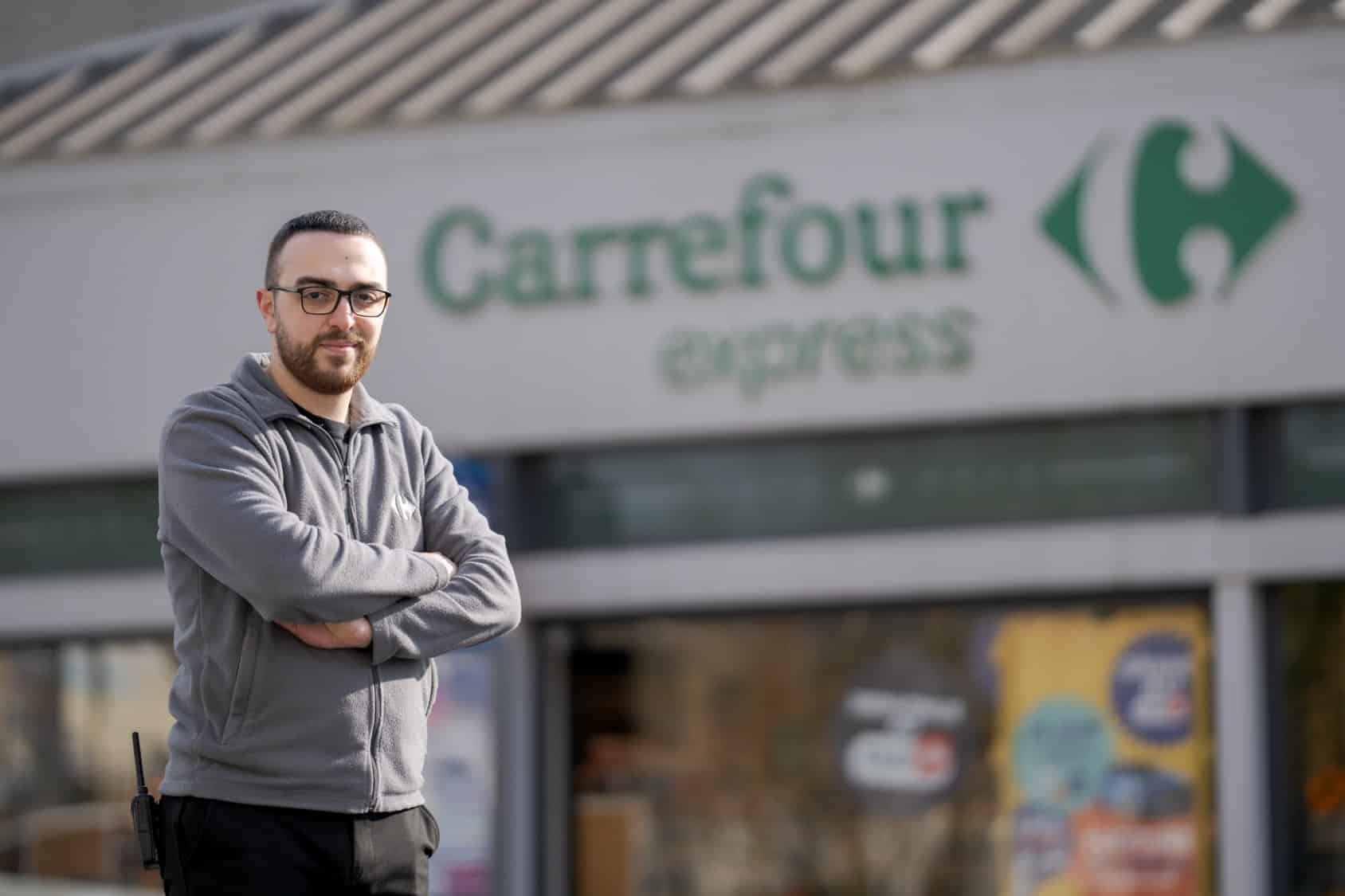 locataire gérant devant son magasin
