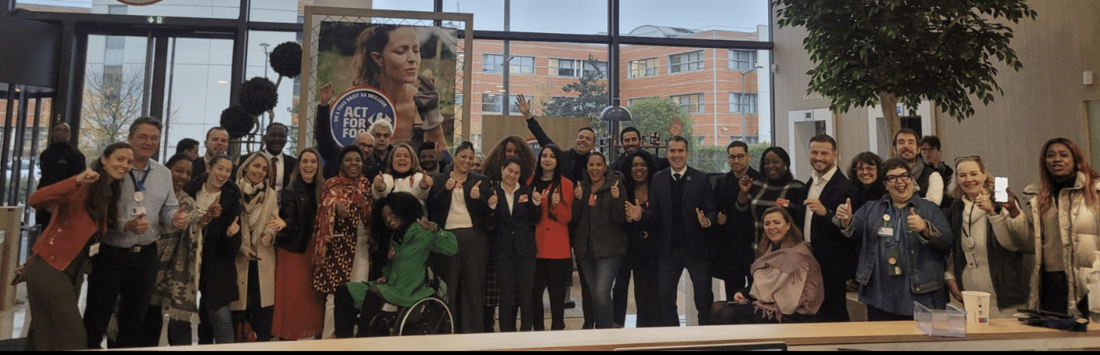 Collaborateurs Carrefour posant pour une animation en lien avec le handicap