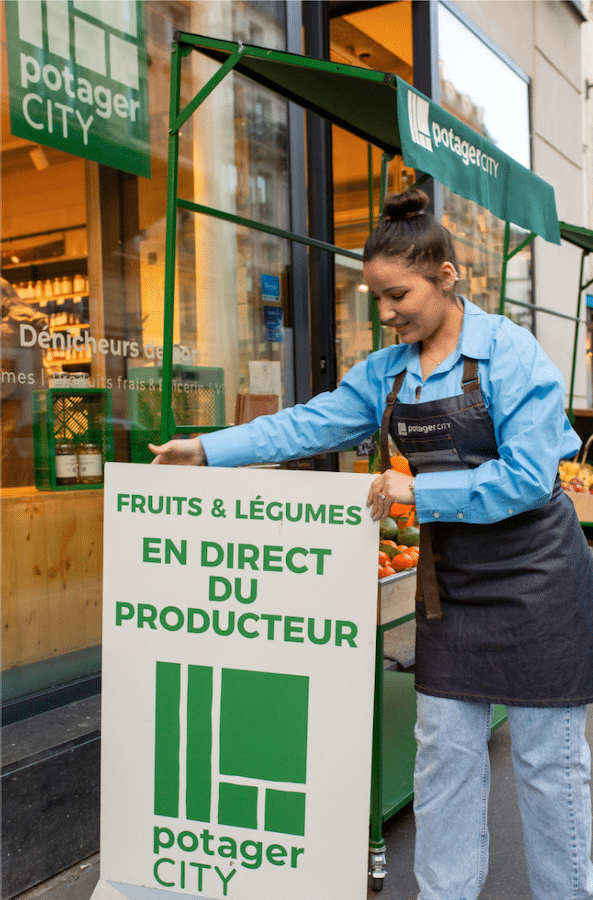 Meriem, locataire-gérante devant la façade de son magasin Potager City, Paris 3ème