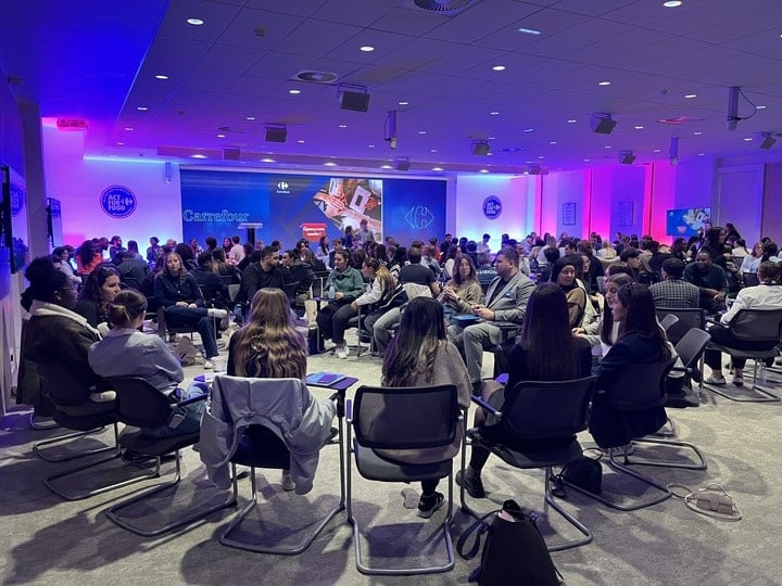 Session d'intégration des alternants dans l'auditorium de Massy