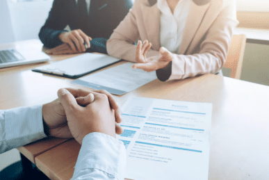 Photo de trois personnes assises autour d'une table, ayant pour but d'illustrer le concept de jobdating