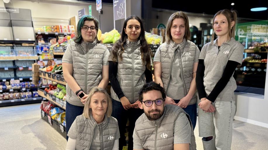 Héloïse, Rihab, Marine, Solène (rangée du haut, de gauche à droite), Cindy et Ogier (rangée du bas) composent l’équipe du Carrefour Express de Charlieville-Mézières