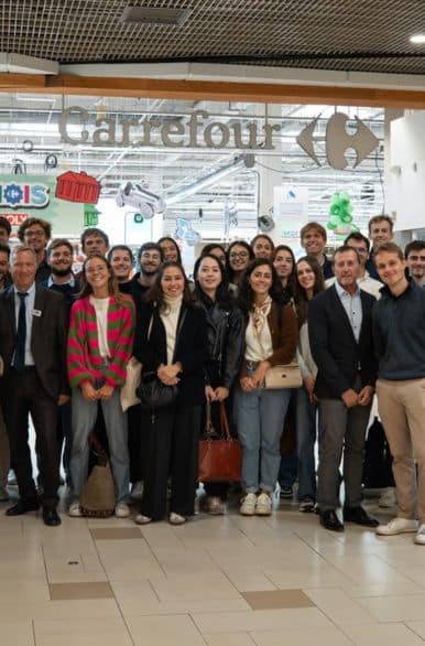 Groupe des Graduates 2025 devant un hypermarché Carrefour