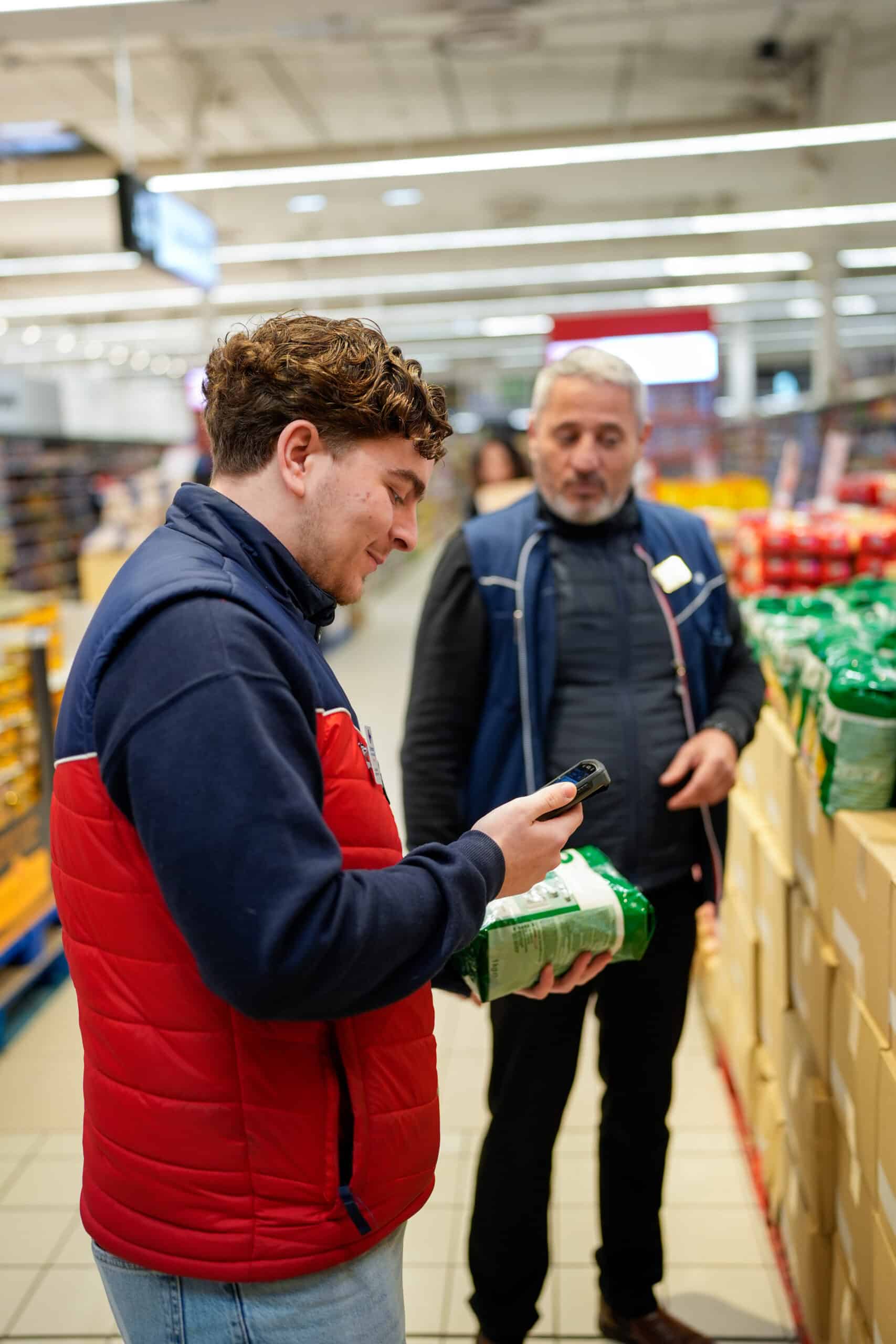 Un jeune en train d'être formé dans une magasin Carrefour
