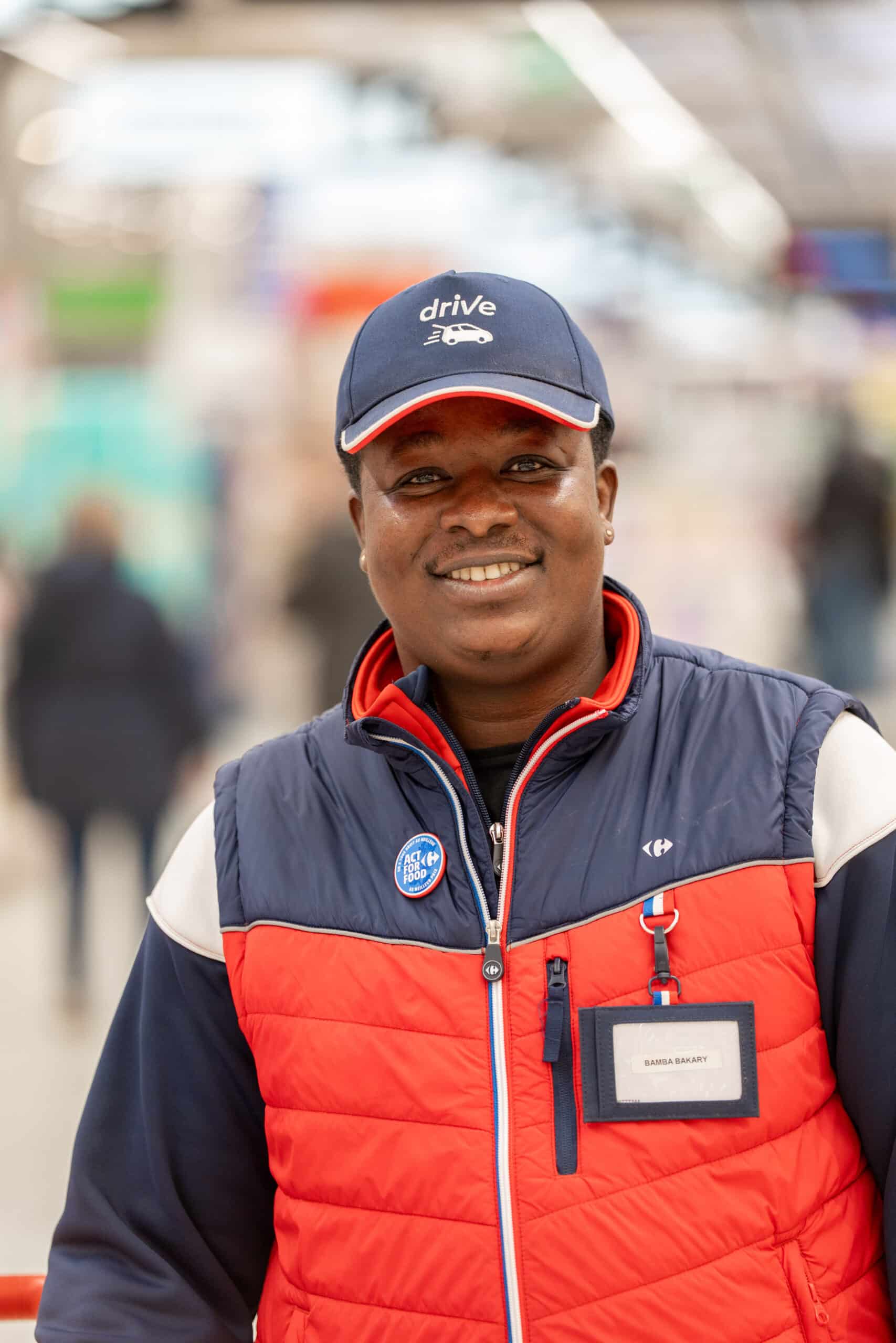 Un jeun collaborateur dans un magasin Carrefour