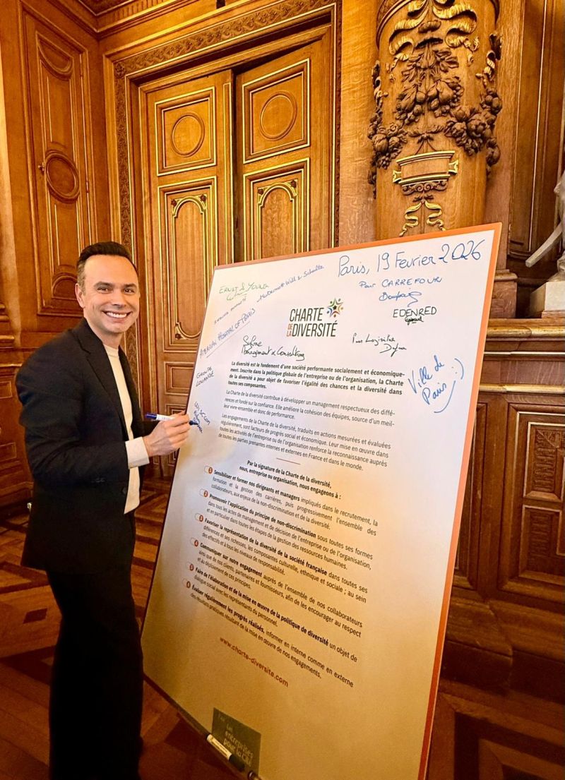 Photo montant le représentant de carrefour entrain de signer la charte de la diversité