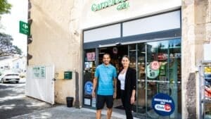 Mélanie et Thomas se tenant devant leur carrefour City