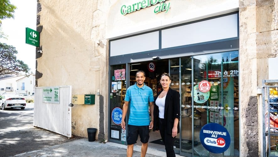 Mélanie et Thomas se tenant devant leur carrefour City