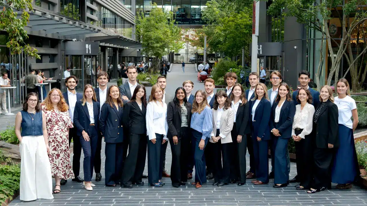 Photo de nos graduate 2026 dans la cour du siège