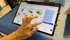 Tablette montrant la fenêtre ChatGPT pour faire ses courses